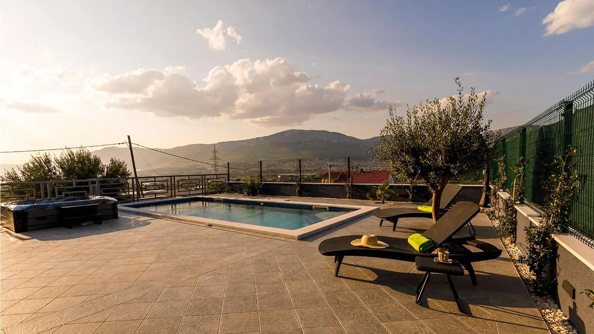 4 Bedroom Cozy Home In Σπλιτ 0*,  Κροατία